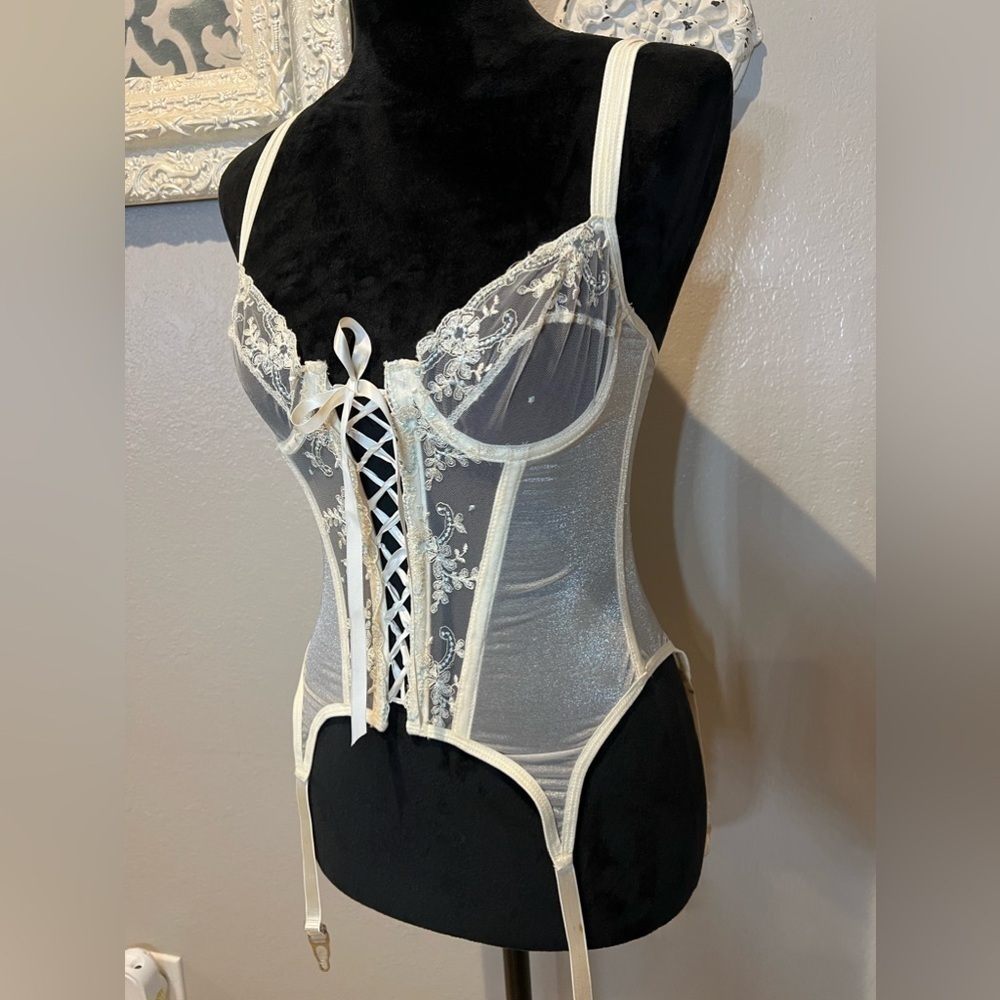 Beautiful embroidered cream and blue corset - Picture 6 of 10